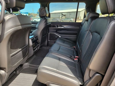2023 Jeep Wagoneer Base