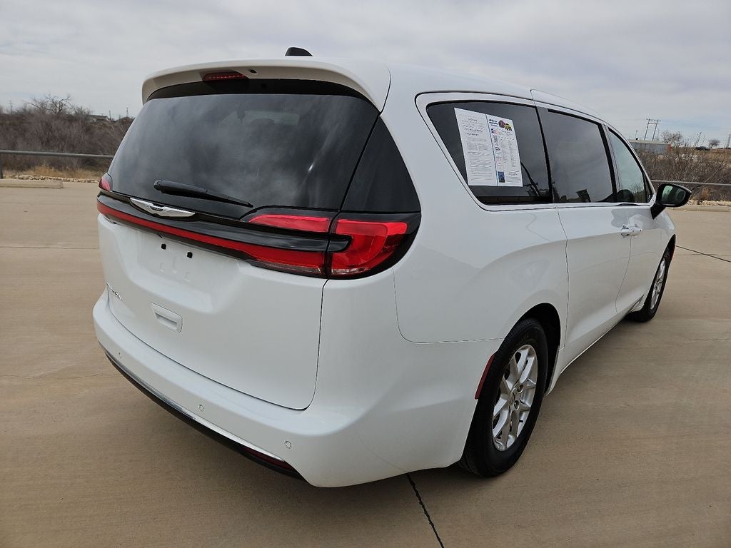 2025 Chrysler Pacifica Select