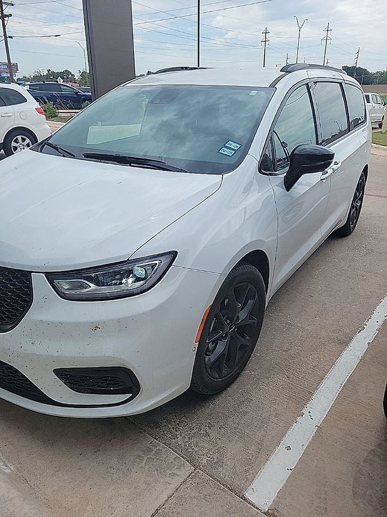 2024 Chrysler Pacifica Touring L's photo