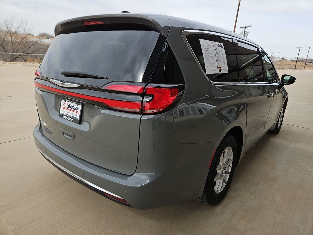 2025 Chrysler Pacifica Select